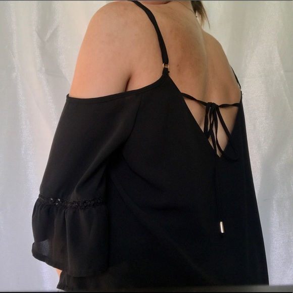 Black flowy cold shoulder tank - Picture 2 of 9